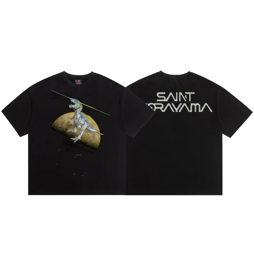 Saint Michael Sorayama Hajime co-branded Ex Machina Metal Dinosaur Sorayama printed washed and distressed T-shirt with loose short sleeves and digital white ink direct printing. The fabric is breathable and the pattern is three-dimensional and clear. Fabric: Double yarn 240g Style number: S965 Size: S-M-L-XL Color: Black Price: P118